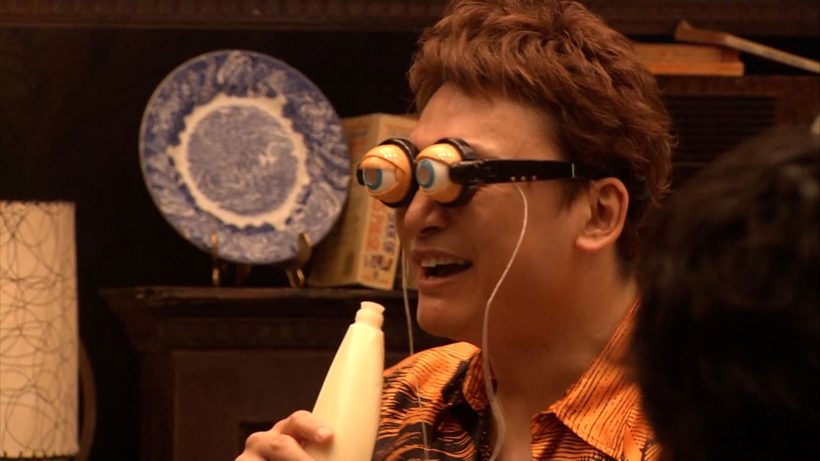 香取慎吾、全力で“誇張モノマネ”に挑戦　カオスな展開予感させる本編映像＆場面写真解禁＜ドキュメンタル＞