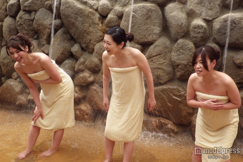 打たせ湯にも挑戦（C）CBC