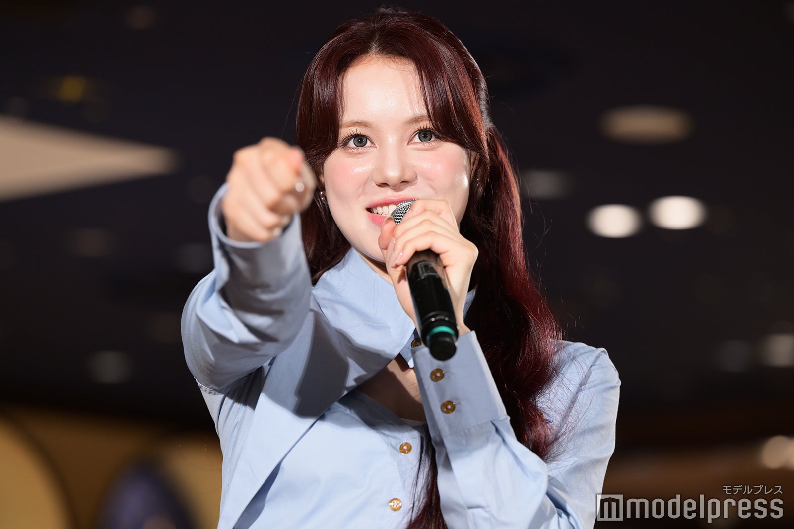 魔法“ウィンガーディアム・レヴィオーサ”を実演するニナ（C）モデルプレス