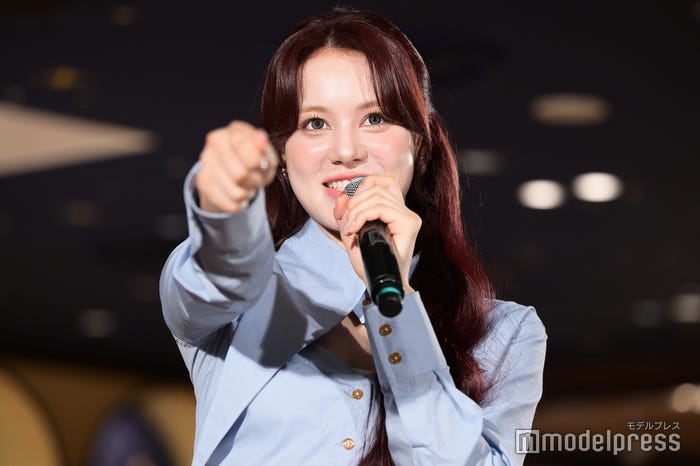 魔法“ウィンガーディアム・レヴィオーサ”を実演するニナ(C)モデルプレス