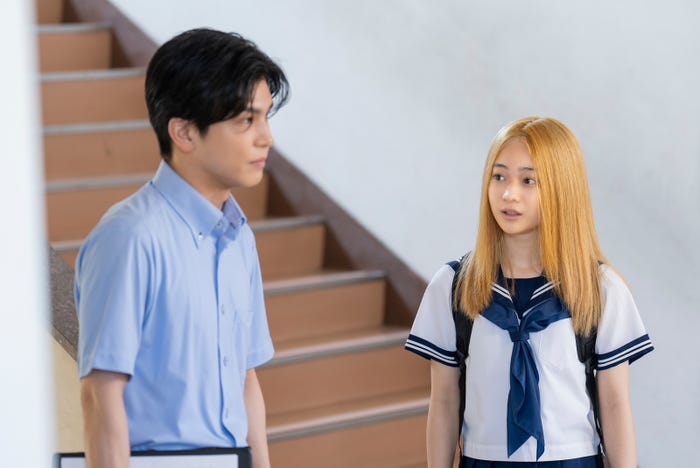 岩田剛典、⽩⿃⽟季(C)2025「金髪」製作委員会