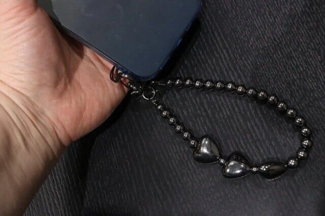 ダイソー　メタリックハートビーズキーホルダー（黒、ピンクゴールド）