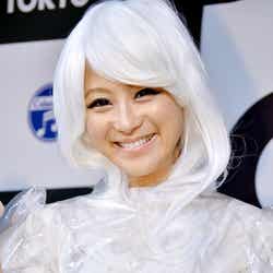 奇抜衣装でニッコリの鈴木奈々