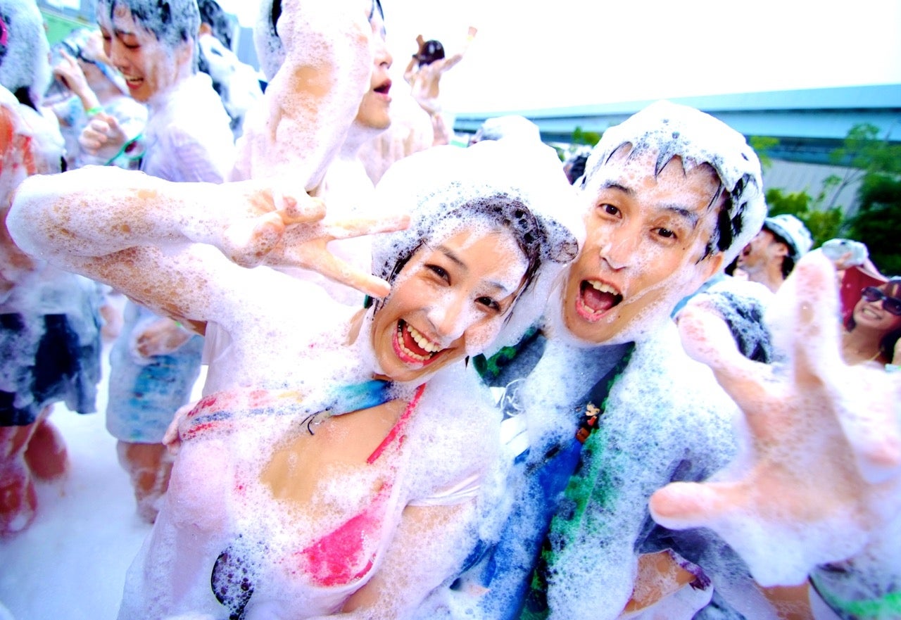 泡まみれになって踊って海開きを楽しむ／画像提供：Afro＆Co．