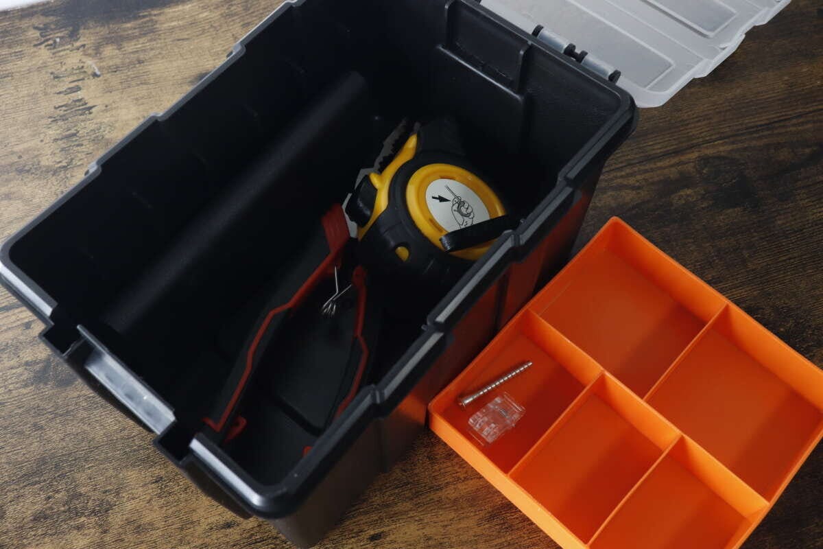 オレンジ色のトレーを外した工具箱本体に、ペンチとメジャーが入っている