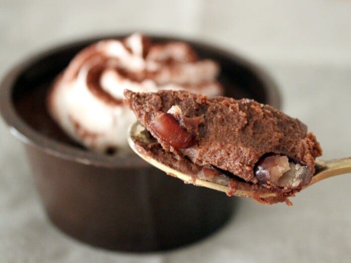 チョコレートの甘みに、小豆のやさしい甘さや、ホイップクリームのミルク感がマッチ