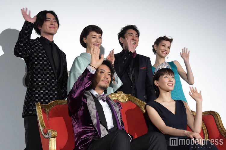 画像7 22 綾瀬はるか 斎藤工から 3億円 ティアラ戴冠でハニカミ 工くんの緊張が伝わってきます モデルプレス