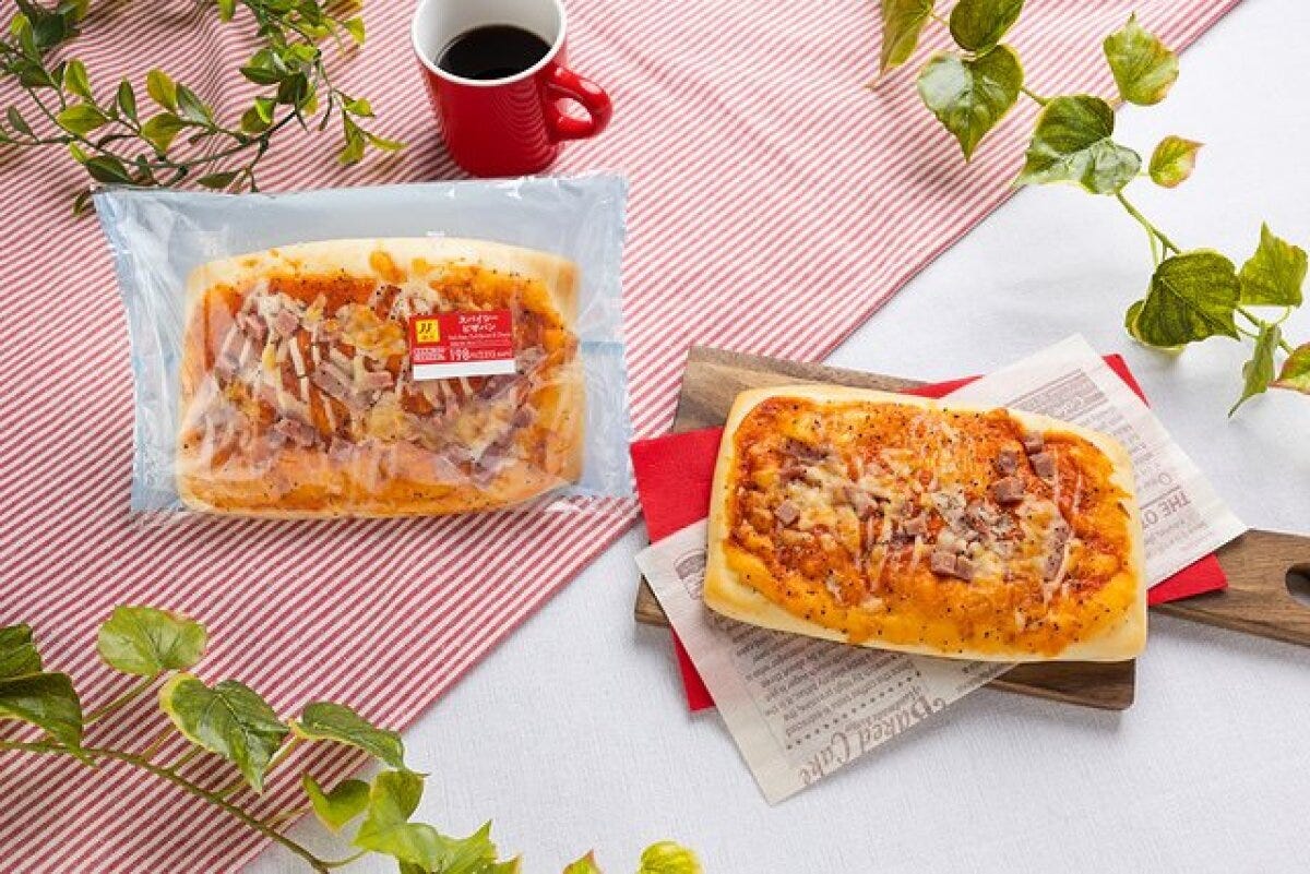 袋入りと皿に乗ったセブンのスパイシーピザパン