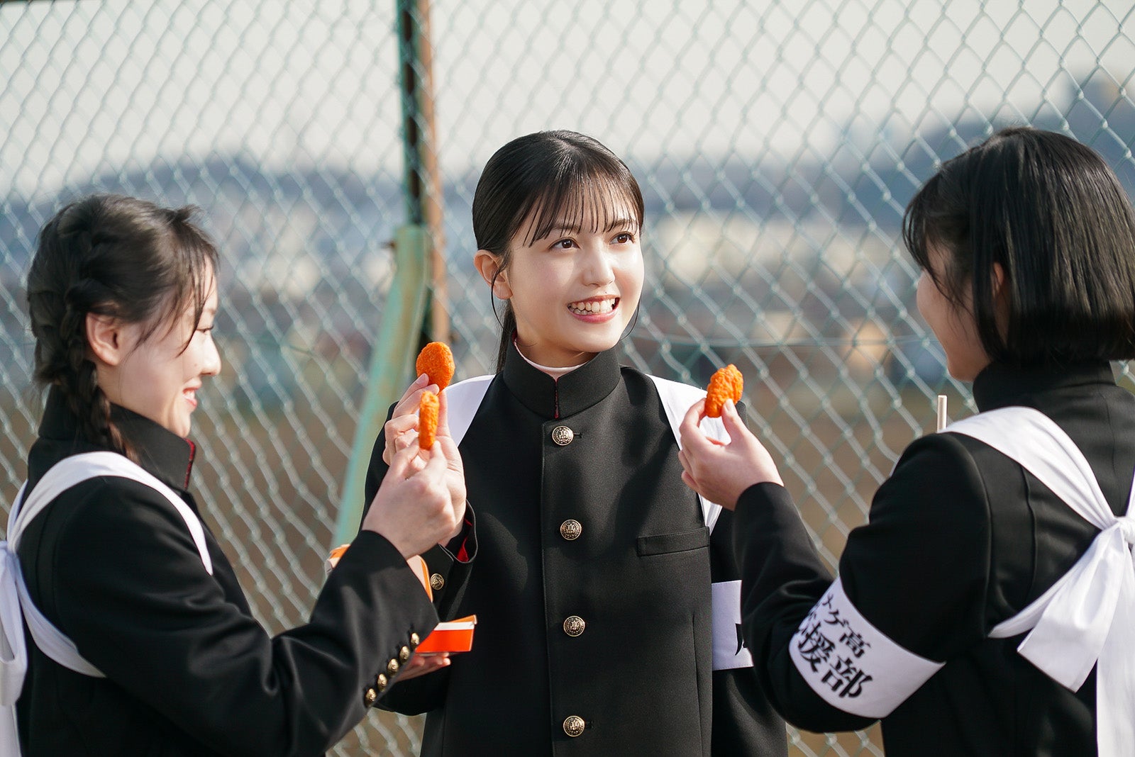 久保史緒里／テレビCMスパイシーチキンマックナゲット 「応援って意味ありますか？」篇メイキングより（提供写真）