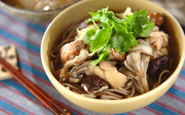 体がホカホカして美味しい！　優しい味のキノコそば