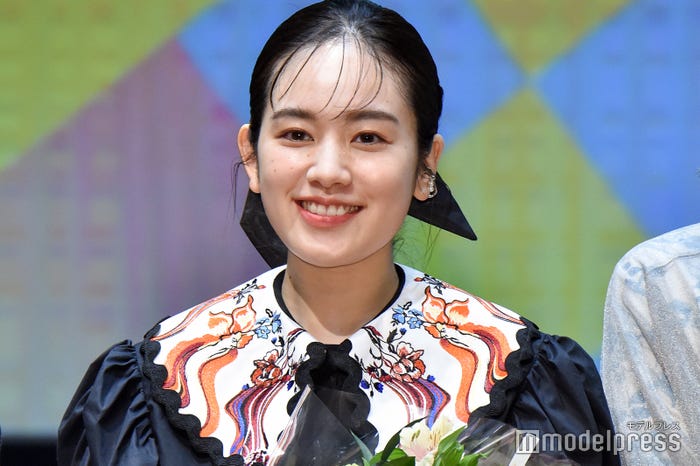 暗髪の筧美和子(C)モデルプレス