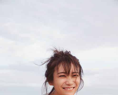 乃木坂46秋元真夏、キャミ姿で笑顔弾ける 2nd写真集先行カット解禁