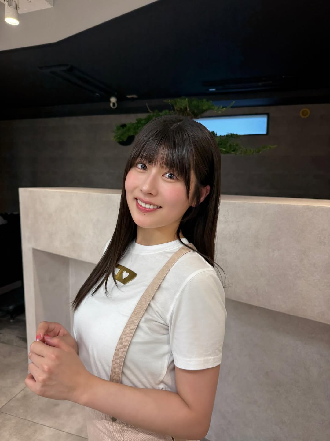 美人グラドル、素肌輝くオフショル姿 ベトナム旅行ショットに「可愛い」「南国っぽくて素敵」の声