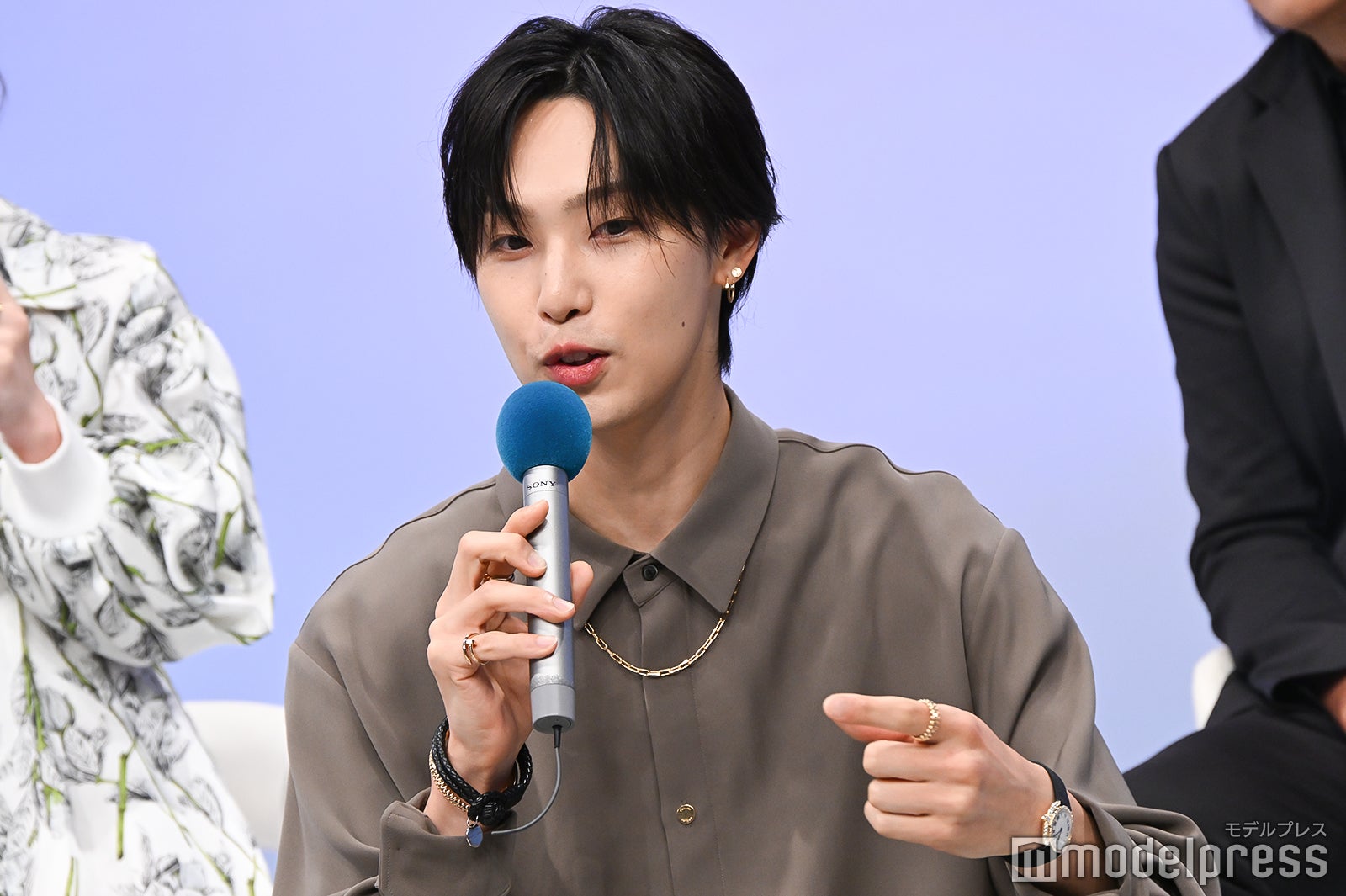 ジェスチャーしりとりを皆に伝わるように説明する堀夏喜（C）モデルプレス