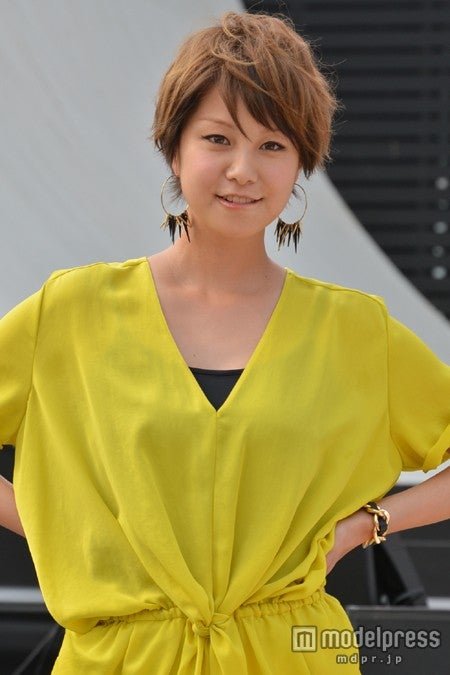 田中美保、鮮やかなワンピで美脚魅せ　ファンから黄色い歓声