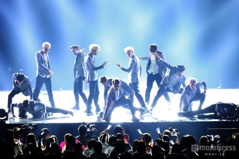 12人で魅せる独特の世界観に酔いしれる