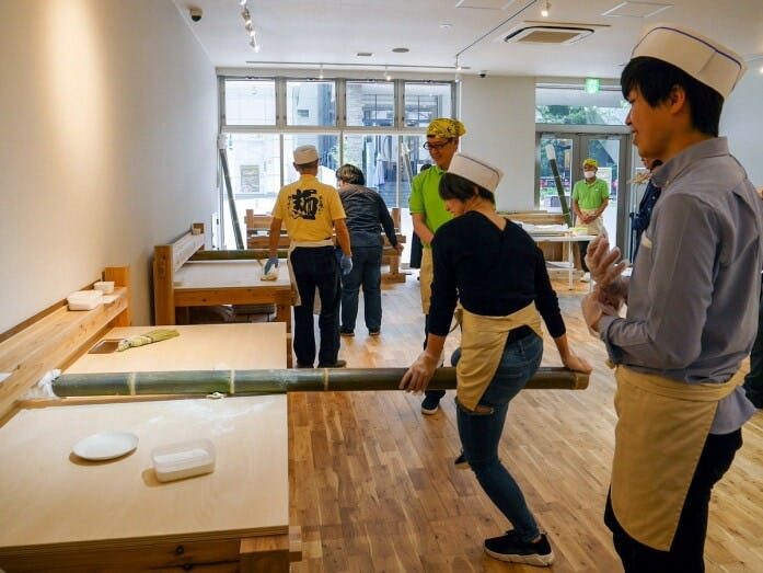 “青竹打ち”の麺作りを体験できるコーナー(2019年10月16日撮影)