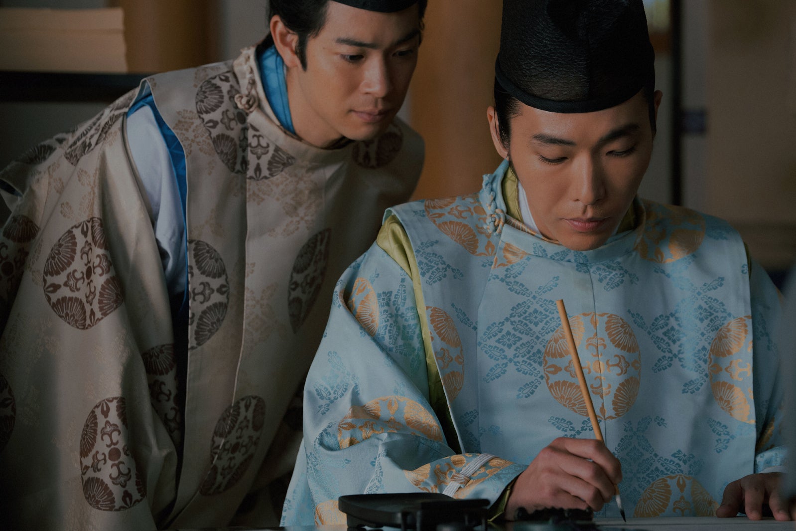 渡辺大知、柄本佑「光る君へ」第12話より（C）NHK