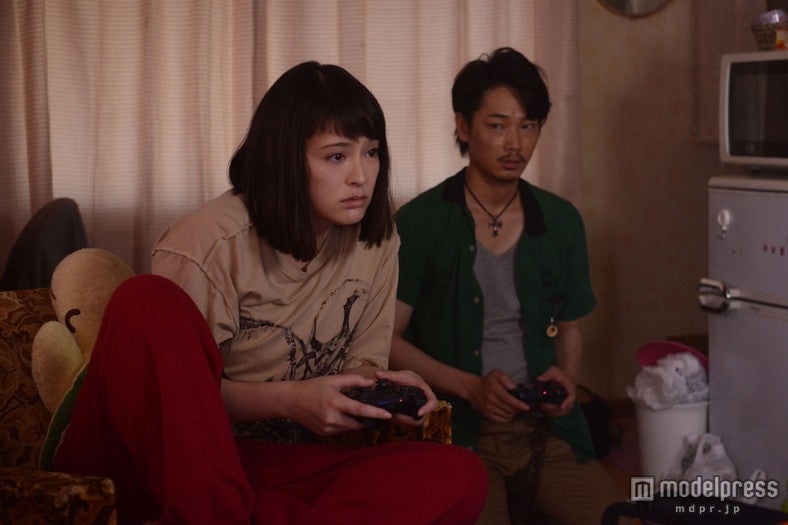 「白ゆき姫殺人事件」／（左より）貫地谷しほり、綾野剛