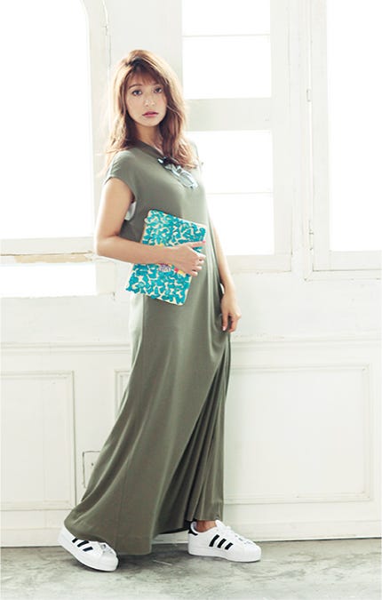 ロングワンピース¥12,900/W(nano・universe)、スニーカー¥12,960/adidas Originals、クラッチバッグ¥3,132/CYPREA(ROSE BUD)、首にかけたサングラス¥3,780/A.J.MORGAN(ROSE BUD)(C)TOPLOG