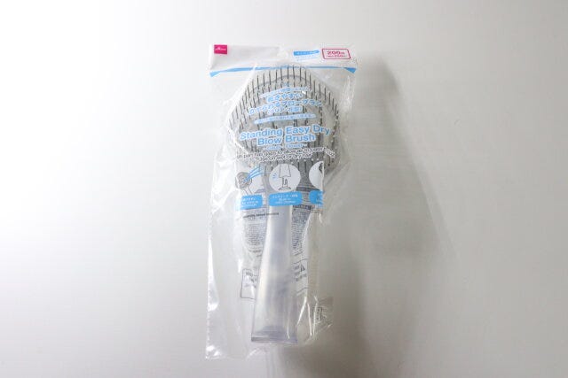 ダイソーの立てられる乾きやすいブローブラシ