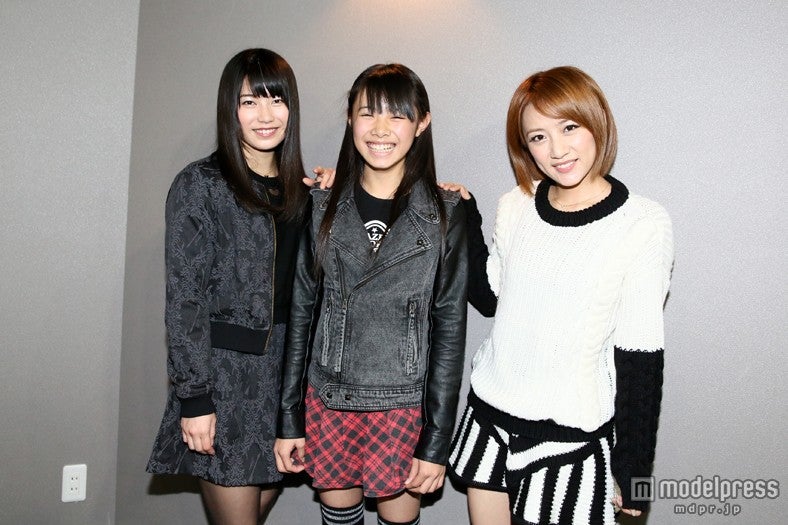 左から：横山由依、西山怜那、高橋みなみ（C）AKS