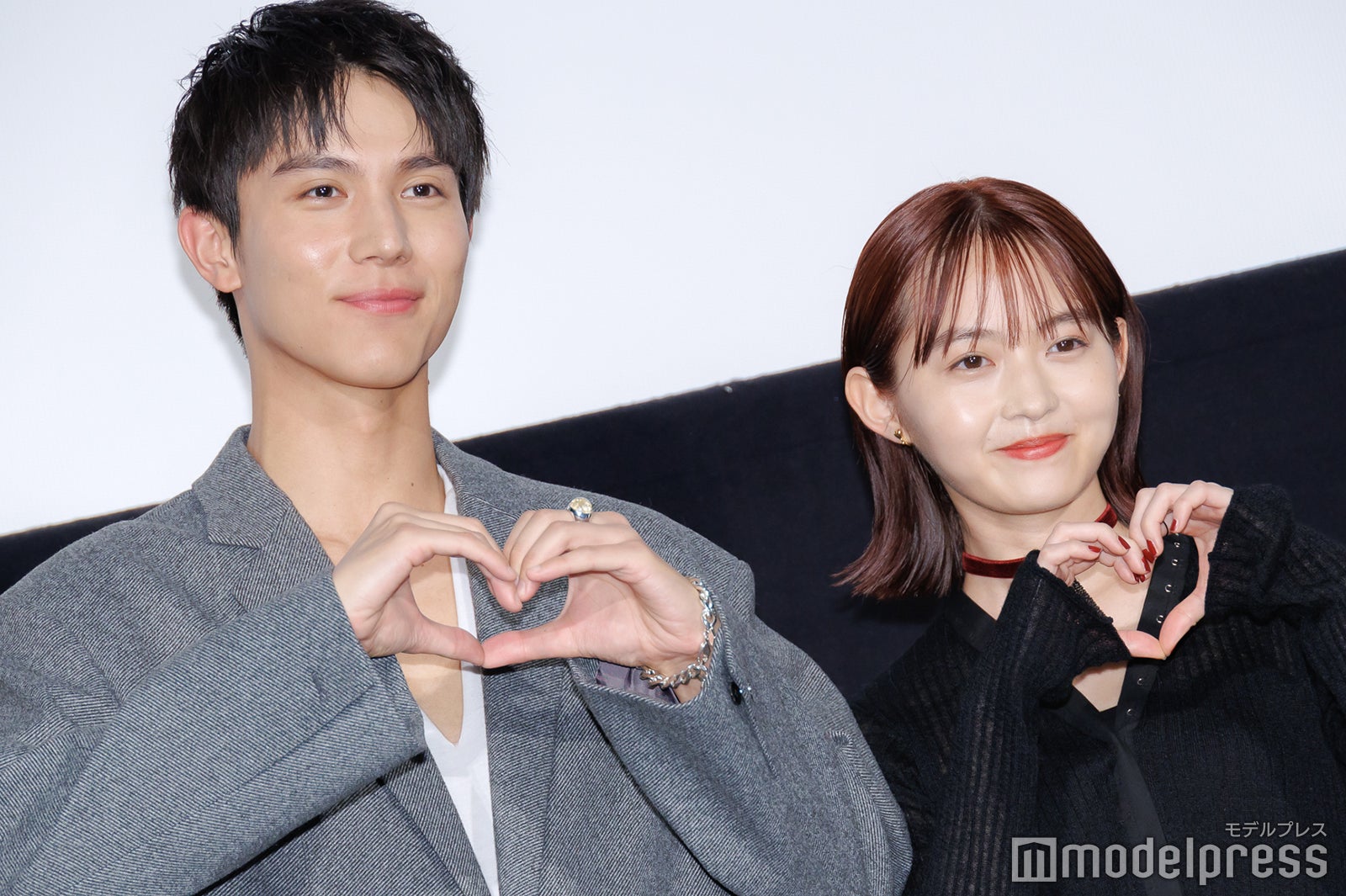 手でハートポーズを作る中川大志、伊藤万理華（C）モデルプレス