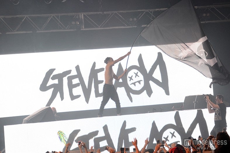 スーパー・プレミアム・ワンマン・パーティ「STEVE AOKI LIVE “CAKE ME CRAZY”」を開催したスティーヴ・アオキ