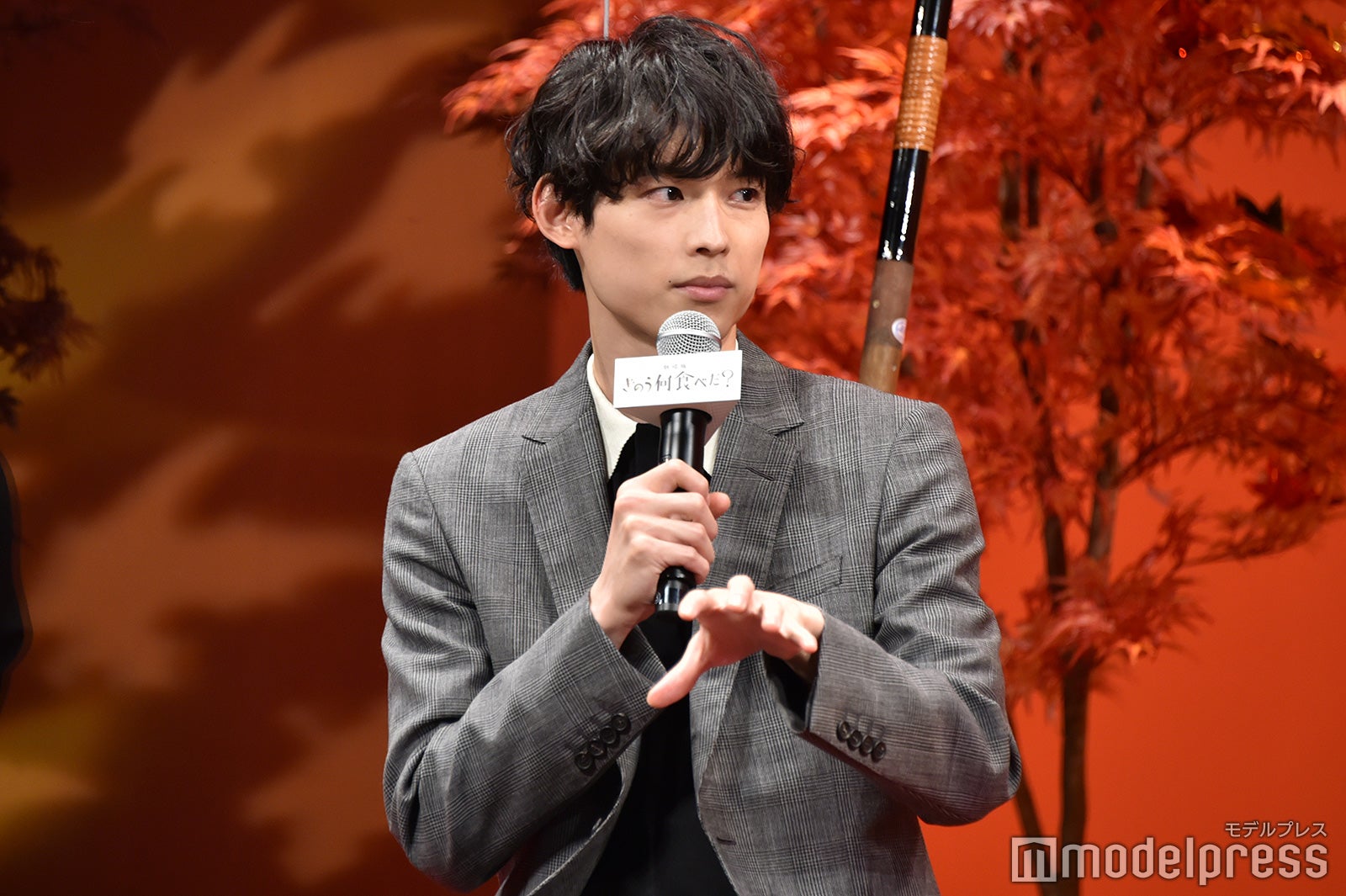 血糖値の上下を示す松村北斗（C）モデルプレス