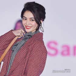 モデルプレス - E-girls楓、抜群スタイル際立つミニスカコーデにドキッ<GirlsAward 2018 A/W>