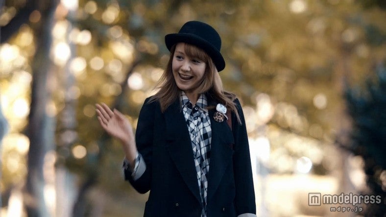トリンドル玲奈／「E hyphen world gallery」新CM「犬の散歩」篇より