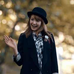 トリンドル玲奈/「E hyphen world gallery」新CM「犬の散歩」篇より