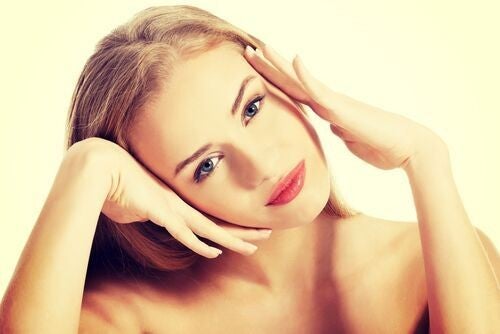 顔を抑える女性