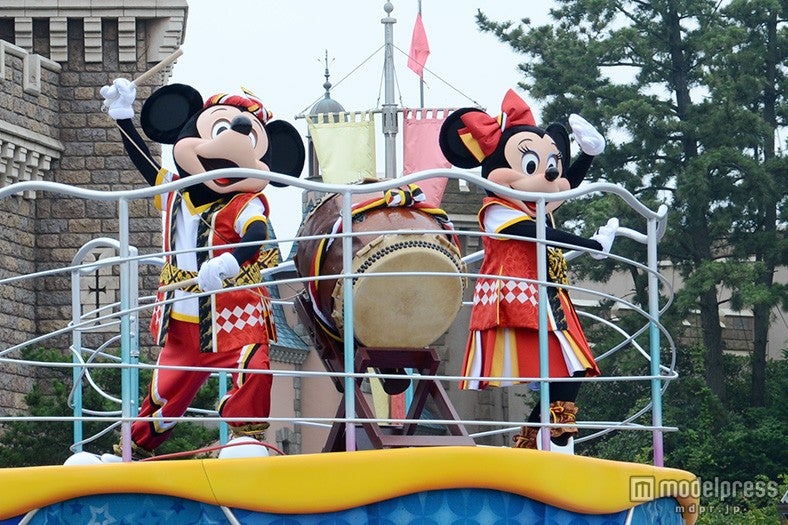 「おんどこどん！」ミッキー、ミニー
