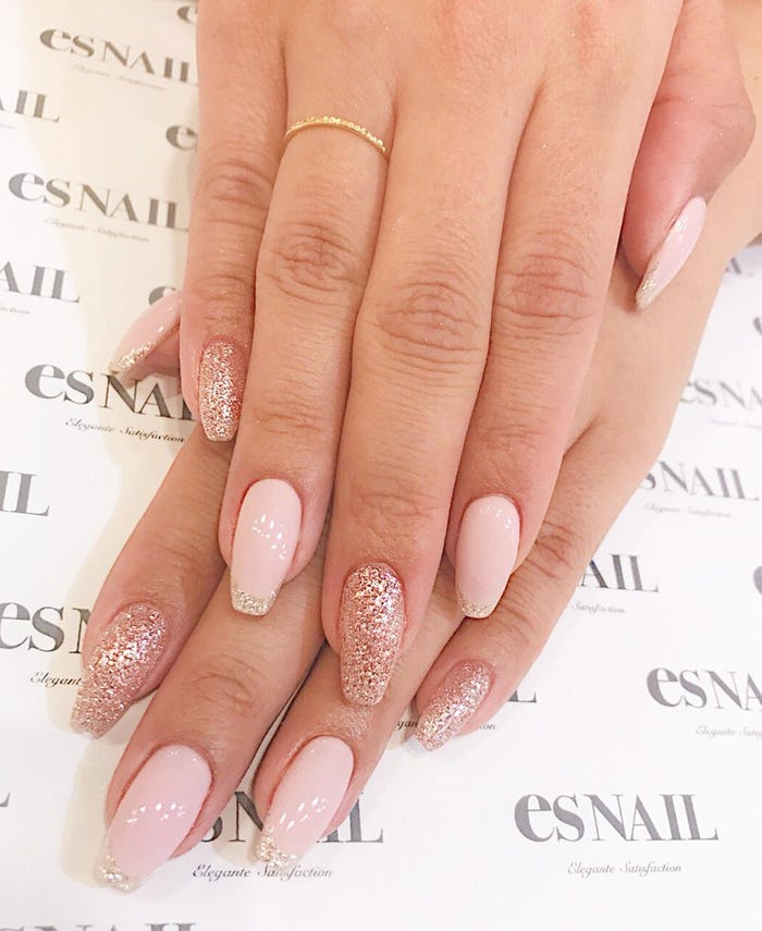 シルバーラメで春のファッションにポイントを(画像提供:esNAIL)