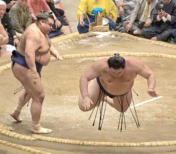 高安 年長記録歴代9位36歳6カ月で金星 バタつく横綱尻目にクルリ「気持ちも前向きに」