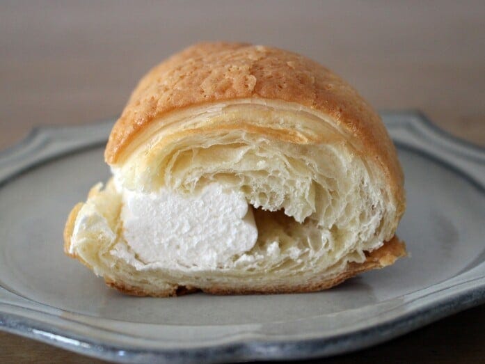 ミルキーなクリームがたっぷり入り、どこを食べてもクリームを感じられます