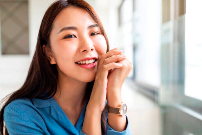 人によって態度を変える女性