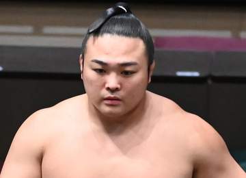 炎鵬が無傷4連勝！鮮やかなとったりを決める