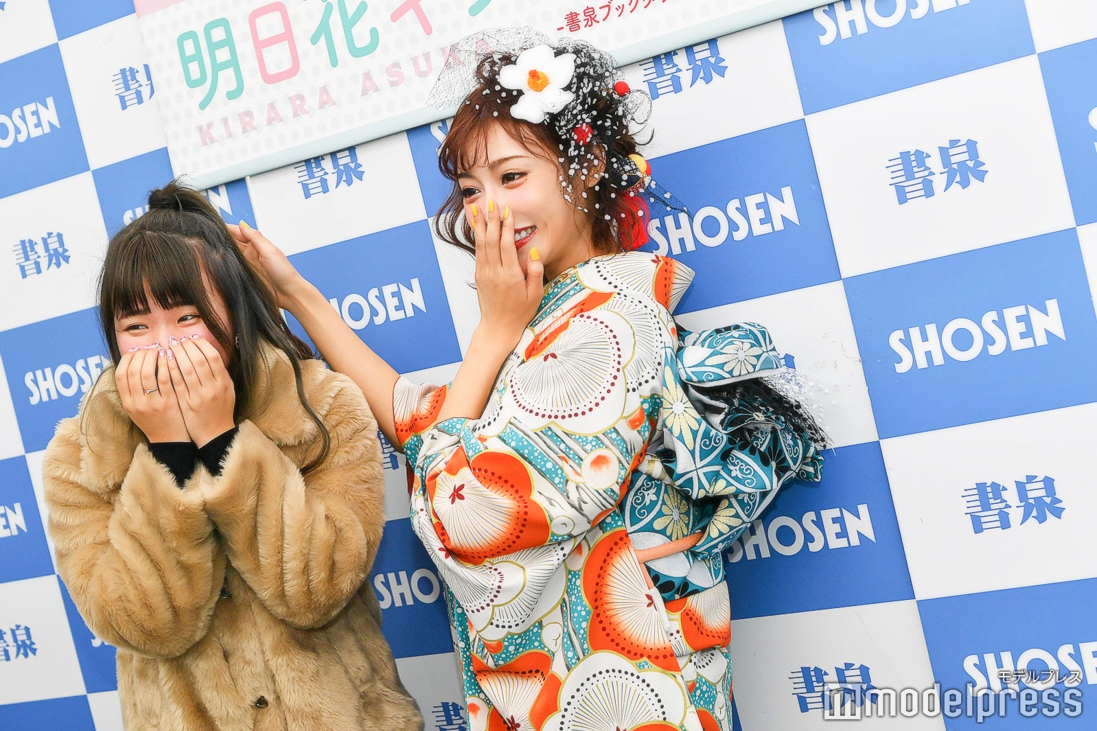 感動するファンと明日花キララ （C）モデルプレス