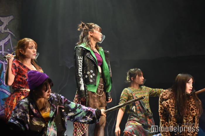 百鬼夜行/中央が倉野尾成美(C)モデルプレス(C)「マジムリ学園蕾」製作委員会