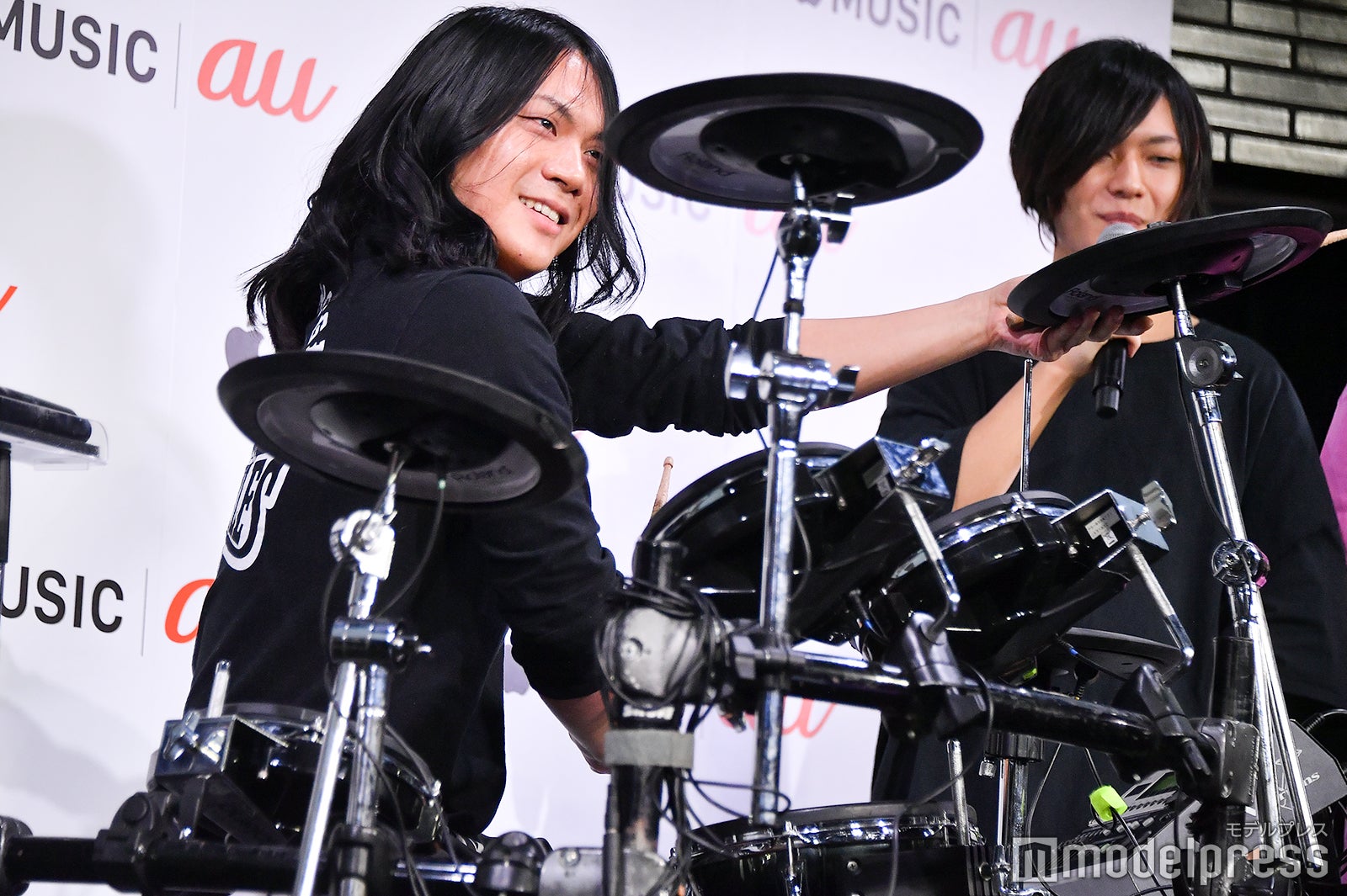 決め顔をするもりもりもと（C）モデルプレス