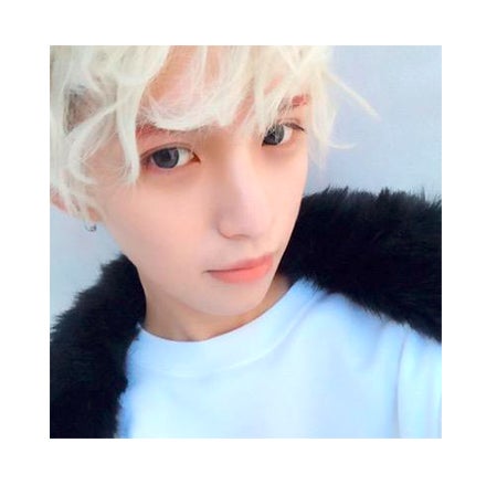 話題の ジェンダーレス男子 とまん 極細ウエスト披露 美腹筋 へそピアスに視線集中 モデルプレス