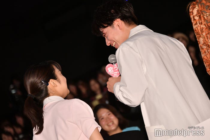 最後の挨拶で笑い合う上白石萌音、佐藤健 (C)モデルプレス