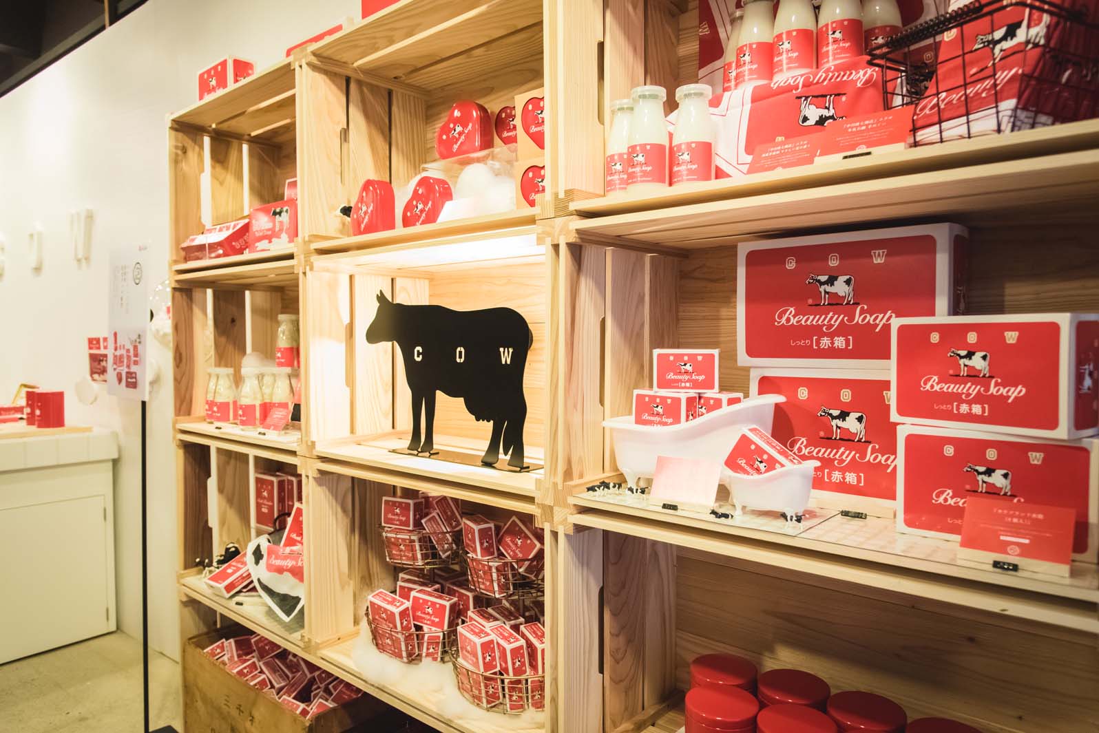 限定グッズも揃う店内