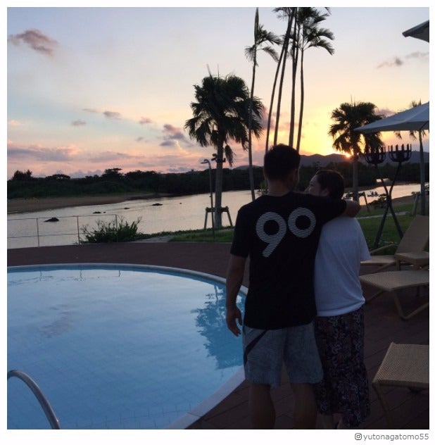 平愛梨＆長友佑都選手、“最後のデート”に2人でサッカー　寄り添い合うラブラブ姿に反響