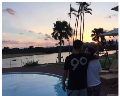 平愛梨&長友佑都選手、“最後のデート”に2人でサッカー 寄り添い合うラブラブ姿に反響