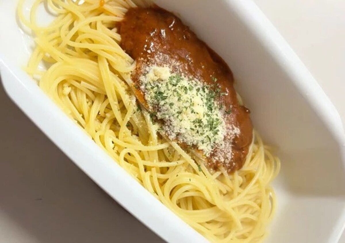 ダイソー　お皿にもなる電子レンジでパスタメーカー　お皿　使用例