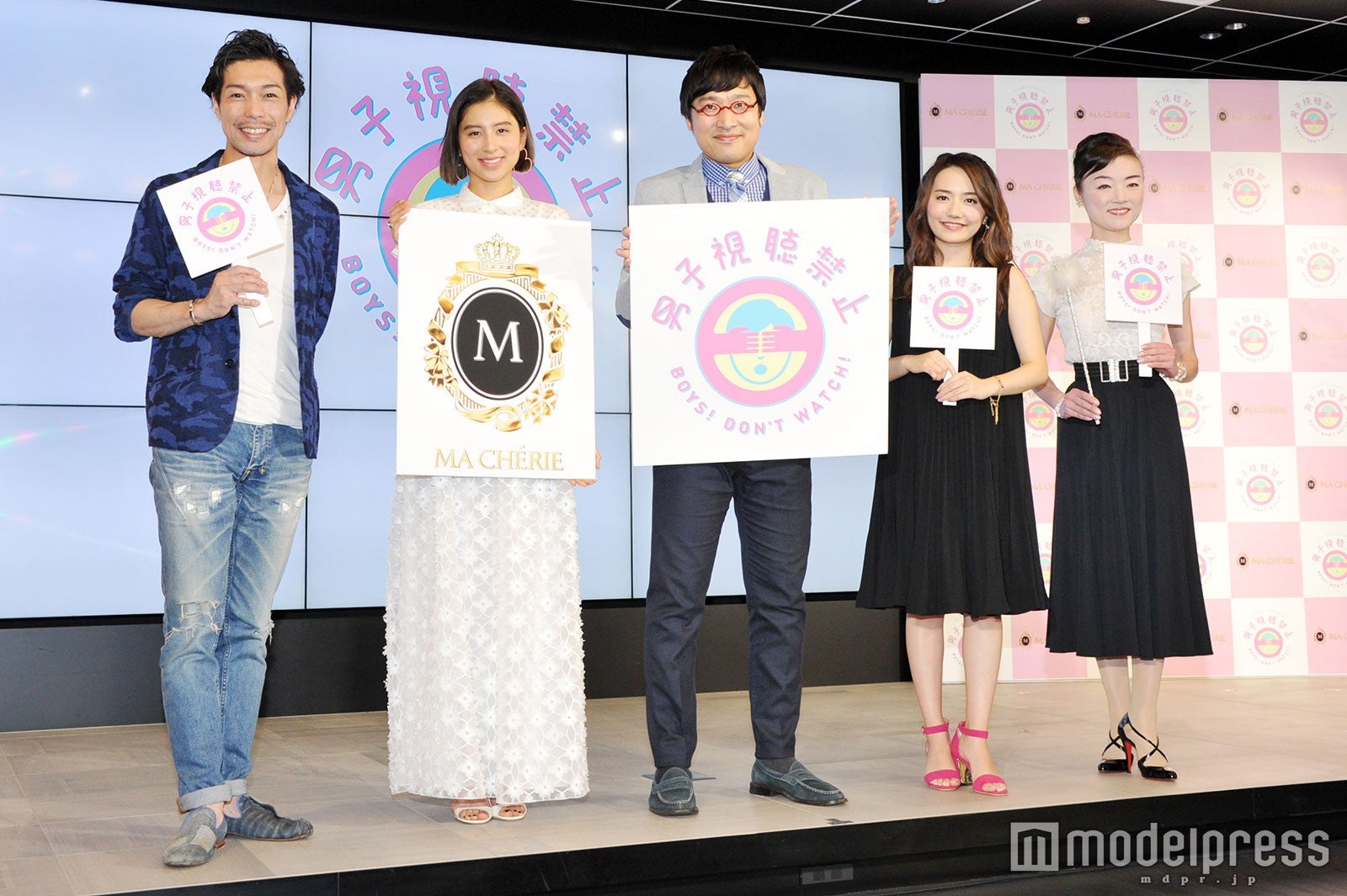 （左から）大悟、ラブリ、山里亮太、椎木里佳、マダム由美子（C）モデルプレス