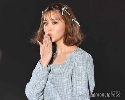 藤田ニコル、ミニ丈ワンピで美脚魅せ 投げキッスにファン悶絶<TGC 北九州 2022>
